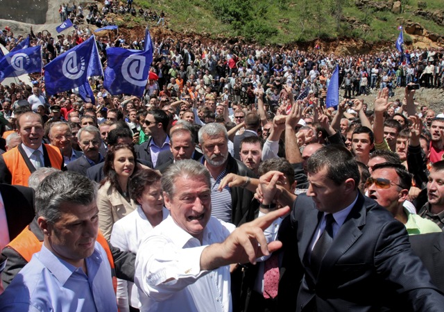 Kryeministri i Shqipërisë, Sali Berisha, shpoi sot tunelin e Kalimashit