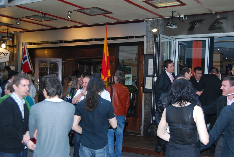 Eurovizioni 2010: Delegacioni maqedonas feston në lokal të pronarit shqiptar në Oslo!