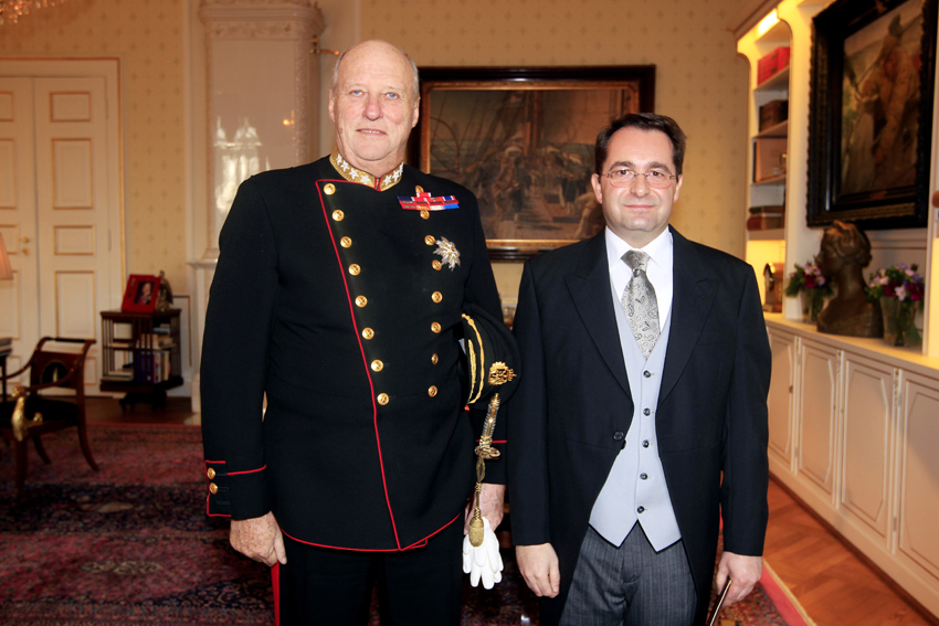 Ambasadori Lulzim Peci, i dorëzoi në Oslo Letrat Kredenciale Lartmadhërisë së Tij Mbretit Harald V të Norvegjisë